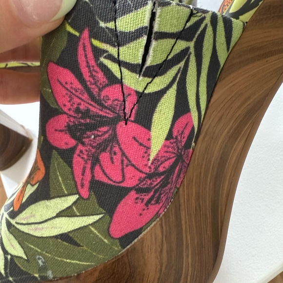 Jessica Simpson Shelbie Mules with tropical print and chunky light platforms. - Picture 6 of 6